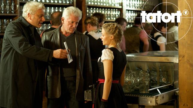 hauptkommissare-franz-leitmayr-udo-wachtveitl-und-ivo-batic-miroslav-nemec-befragen-die-bedienung-ina-mavie-hoerbiger-100-_v-standard644_d0cf8c